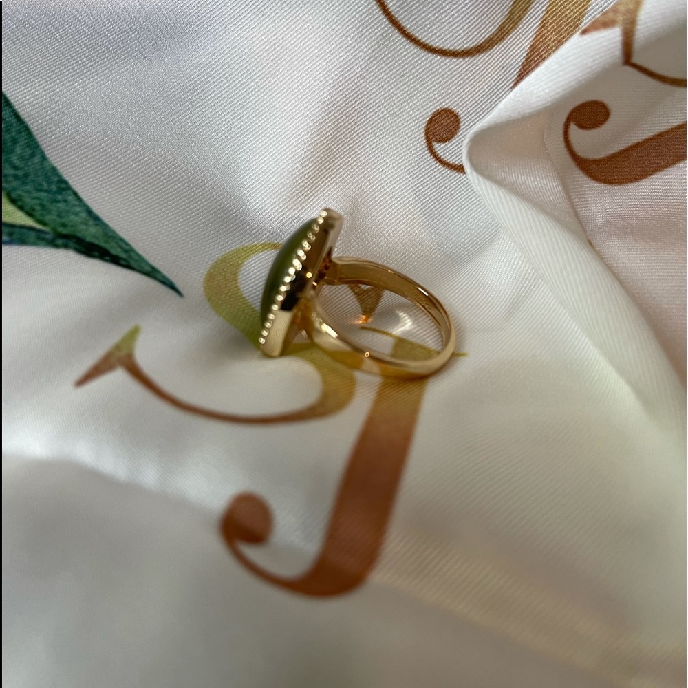Triangle shaped ring - Picture 2 of 4